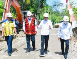 Presiden Jokowi Tinjau Proyek Peningkatan Struktur Jalan di Pulau Nias