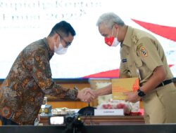 Hindari Gratifikasi, Ganjar Langsung Tukar Uang Pemberian Hadiah dari BI Saat Momen Peluncuran Uang Kertas Baru E2022